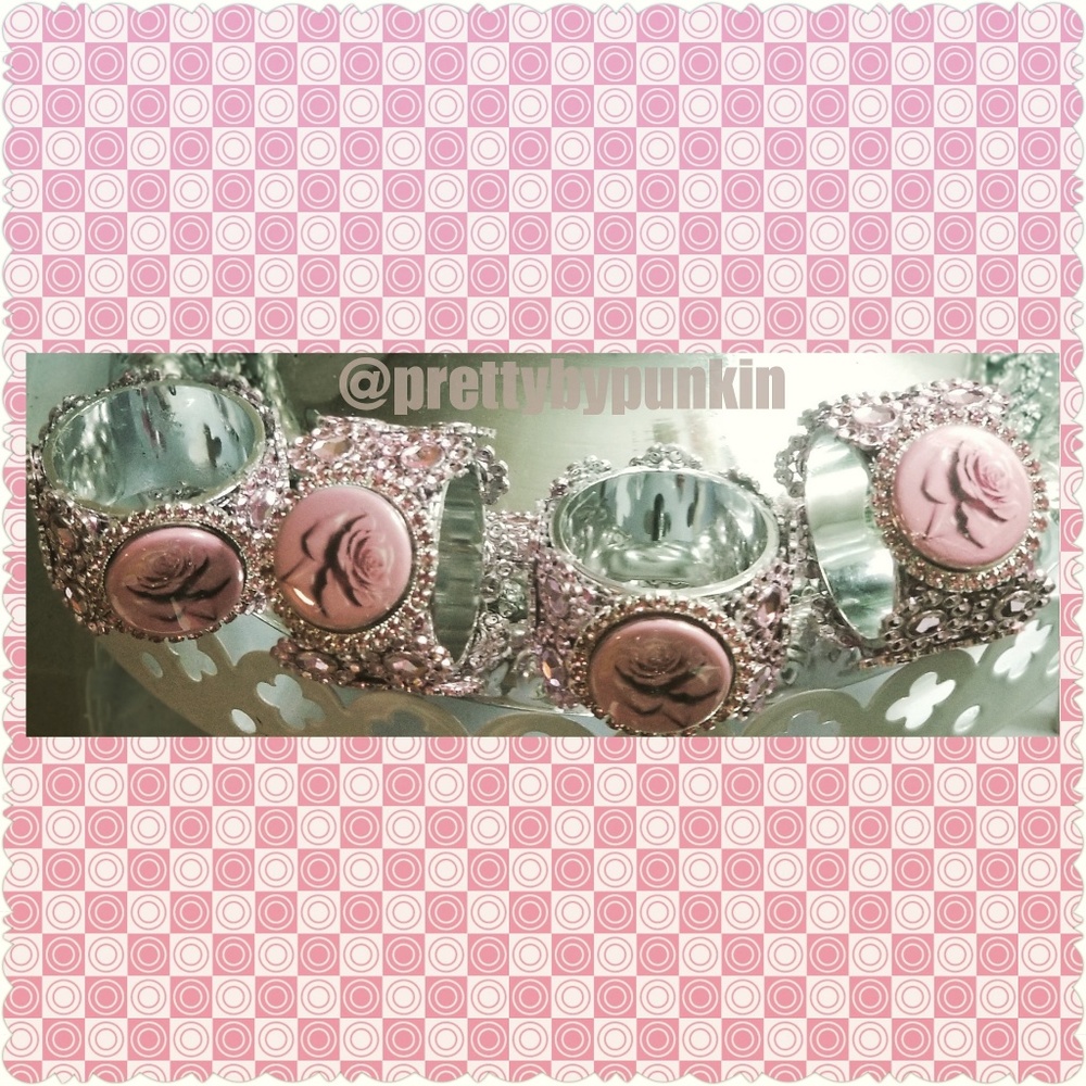 Napkin holder rings.